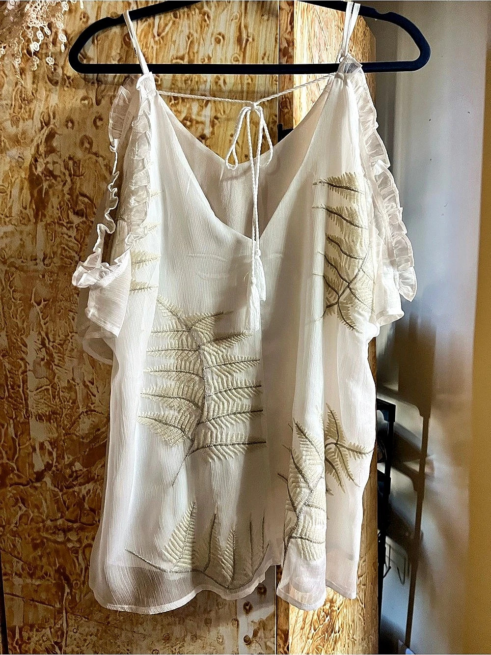 Gimmicks Embroidered Ruffle Blouse in White Size Medium - Picture 2 of 8